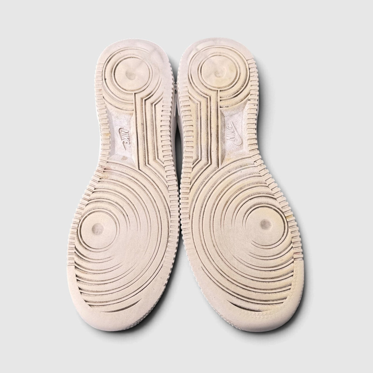 Nike Air Force 1 Low Triple White, buty sportowe damskie w bardzo dobrym stanie rozmiar 39, podeszwa