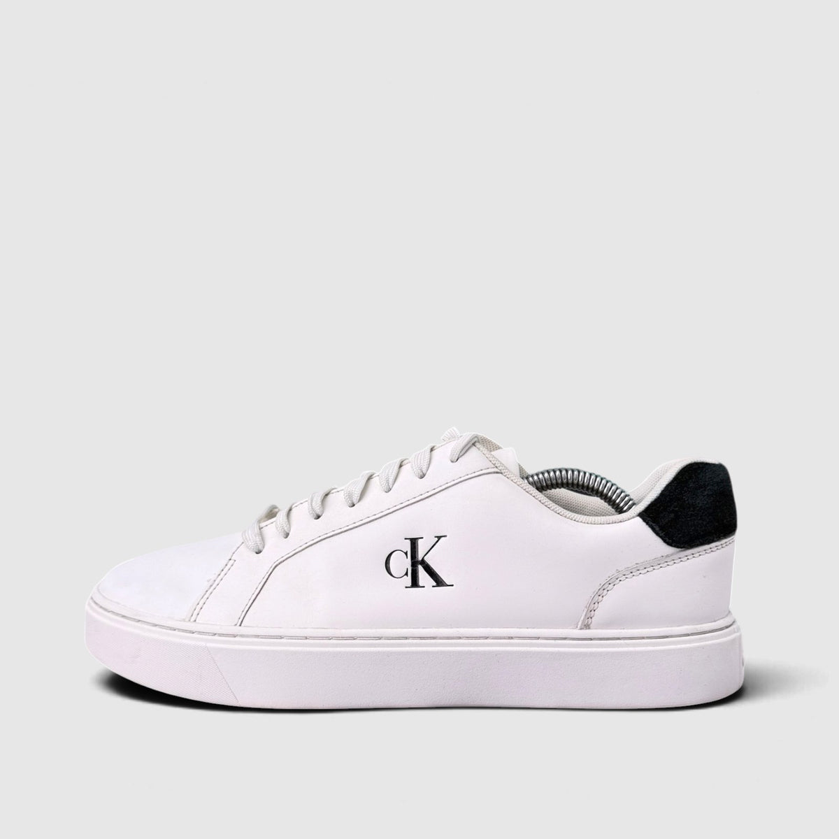 Calvin Klein Classic Cupsole, buty sportowe damskie w bardzo dobrym stanie rozmiar 40, boczny profil, lewa strona
