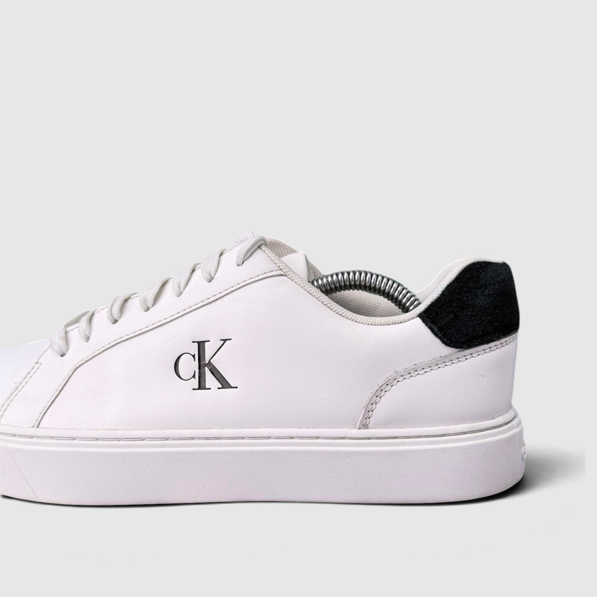Calvin Klein Classic Cupsole, buty sportowe damskie w bardzo dobrym stanie rozmiar 40, boczny profil, lewa strona