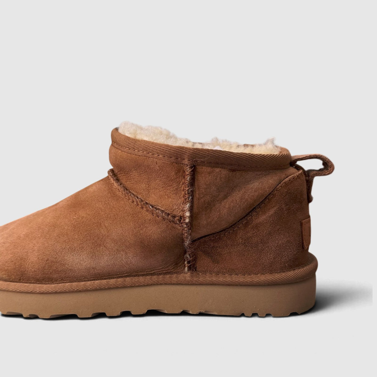 UGG Classic Ultra Mini, śniegowce damskie w bardzo dobrym stanie rozmiar 39, boczny profil, prawa strona