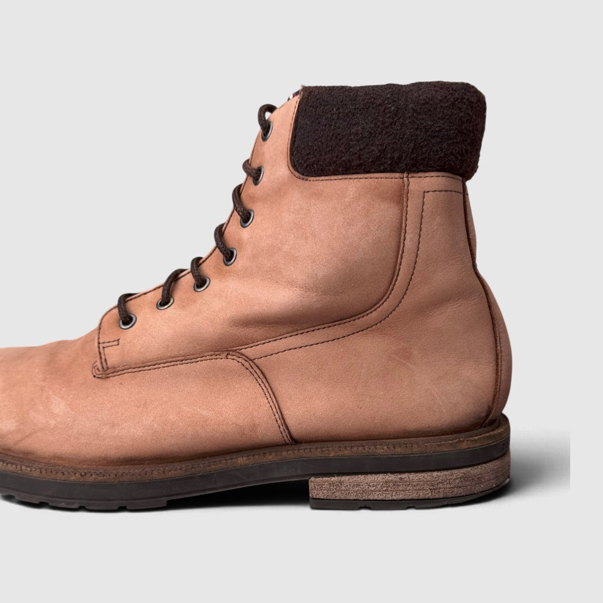 Tommy Hilfiger Cleated Boot, botki męskie w bardzo dobrym stanie rozmiar 46, boczny profil, lewa strona