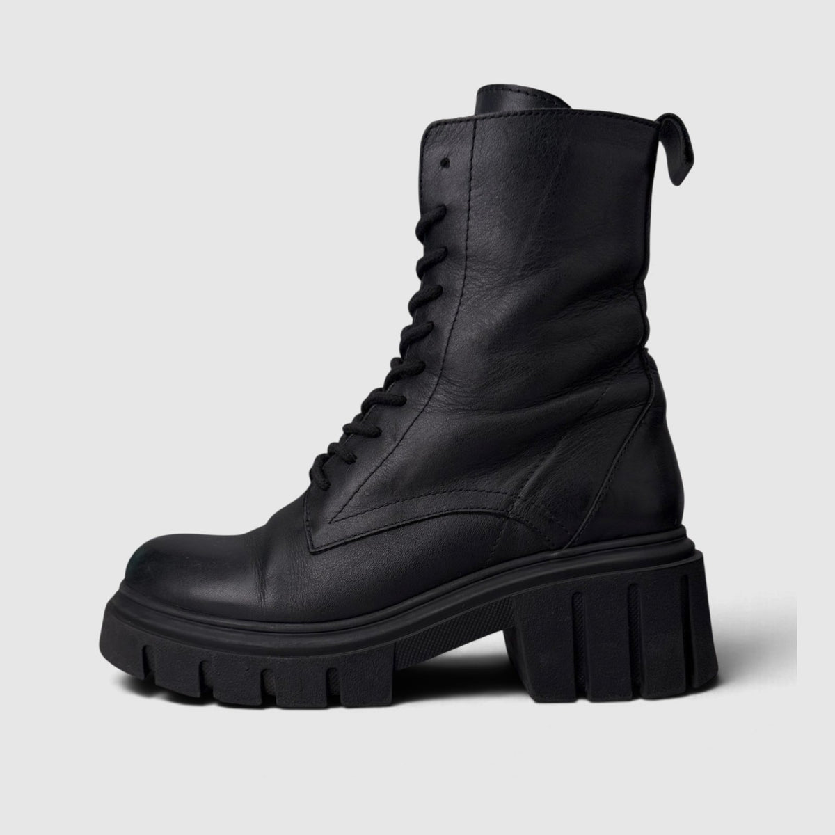 Inuovo Boots, kozaki damskie w bardzo dobrym stanie rozmiar 39, boczny profil, lewa strona
