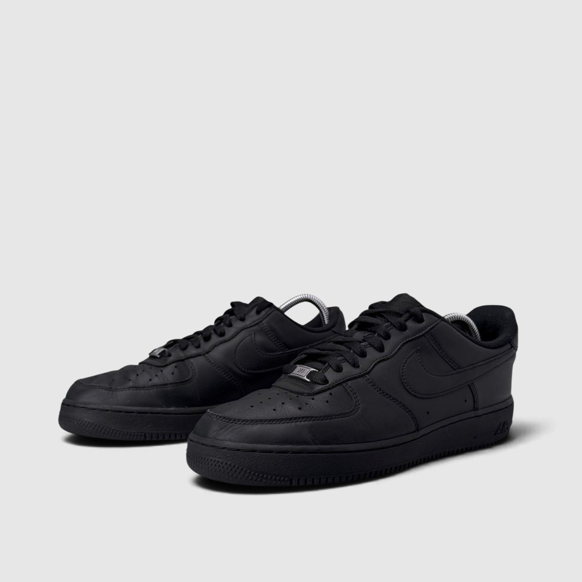 Nike Air Force 1 Low Triple Black, buty sportowe męskie w bardzo dobrym stanie rozmiar 43, para butów