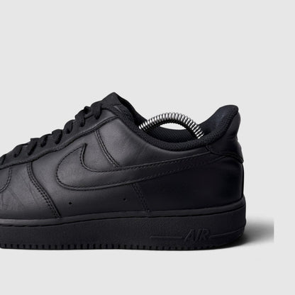 Nike Air Force 1 Low Triple Black, buty sportowe męskie w bardzo dobrym stanie rozmiar 43, boczny profil, lewa strona