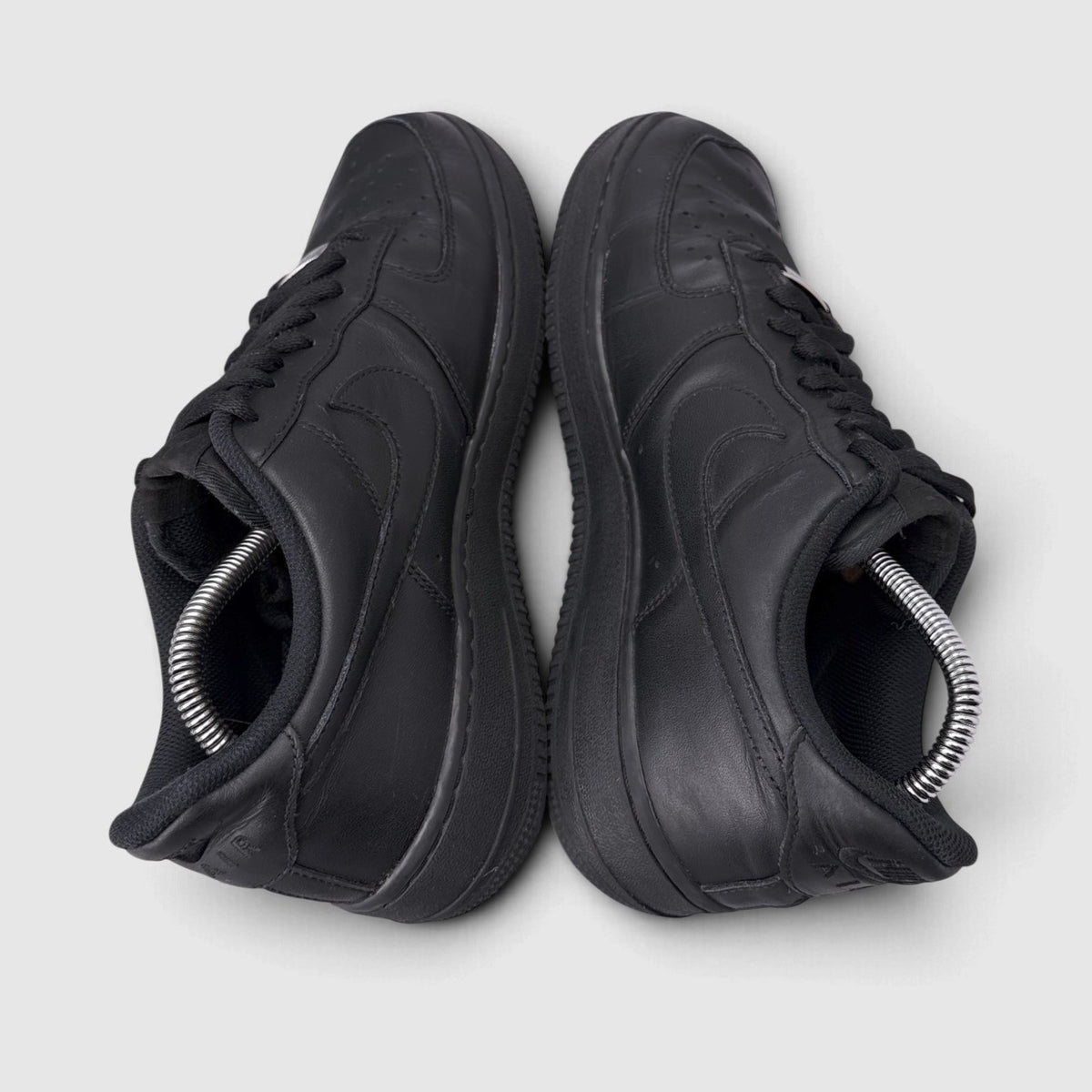 Nike Air Force 1 Low Triple Black, buty sportowe męskie w bardzo dobrym stanie rozmiar 43, widok z góry