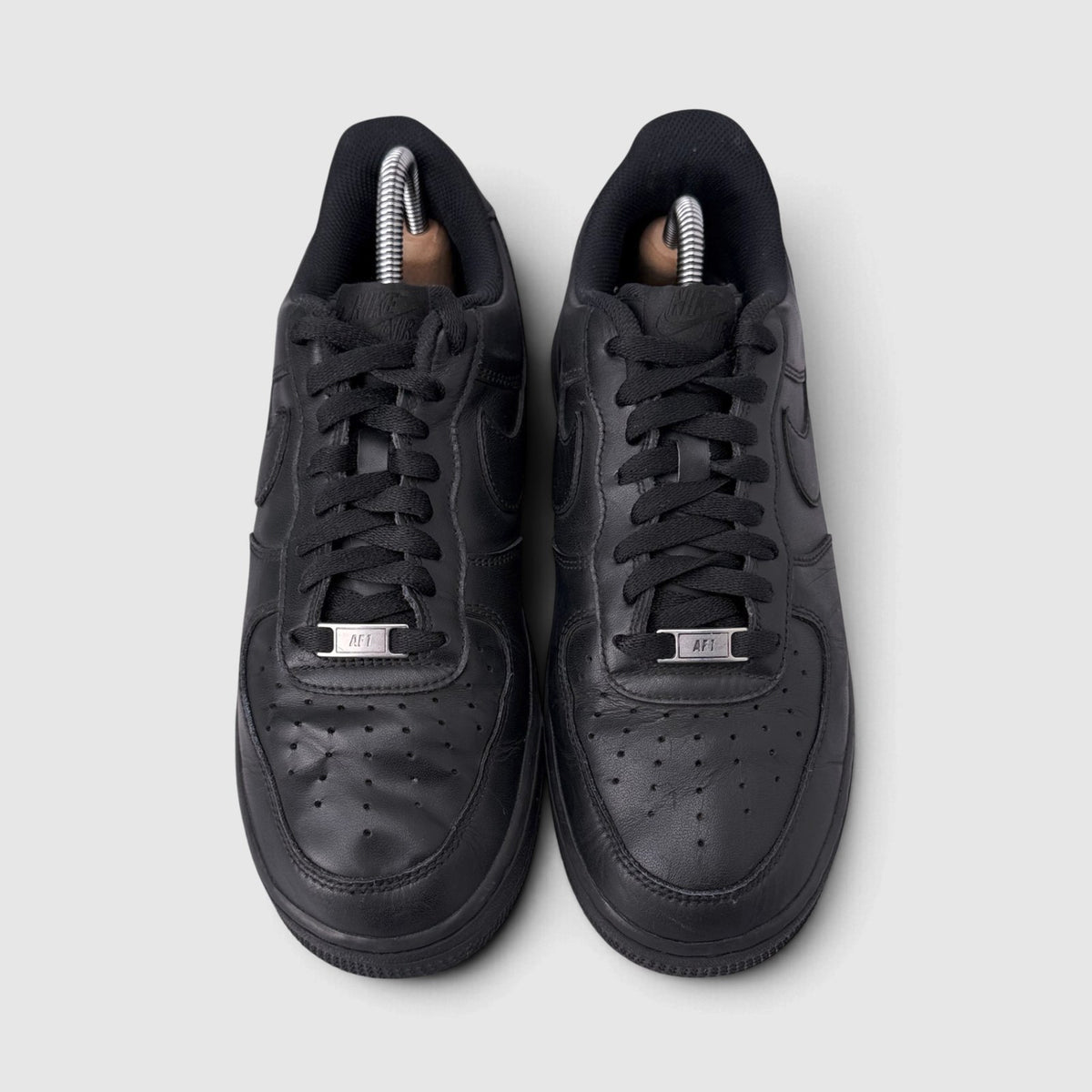 Nike Air Force 1 Low Triple Black, buty sportowe męskie w bardzo dobrym stanie rozmiar 43, widok z góry