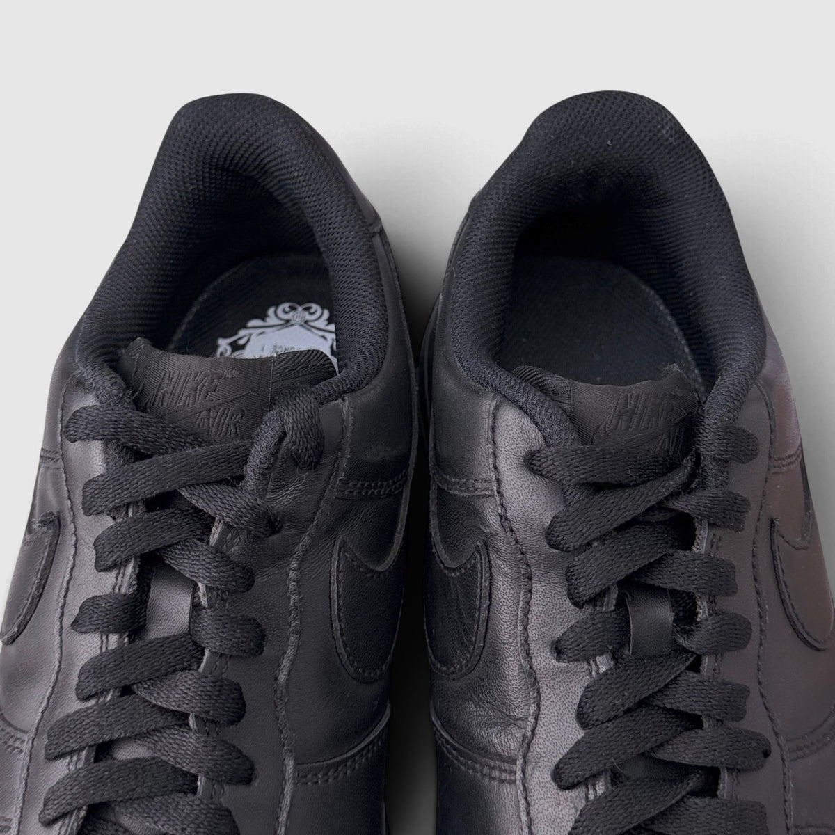 Nike Air Force 1 Low Triple Black, buty sportowe męskie w bardzo dobrym stanie rozmiar 43, wkładka
