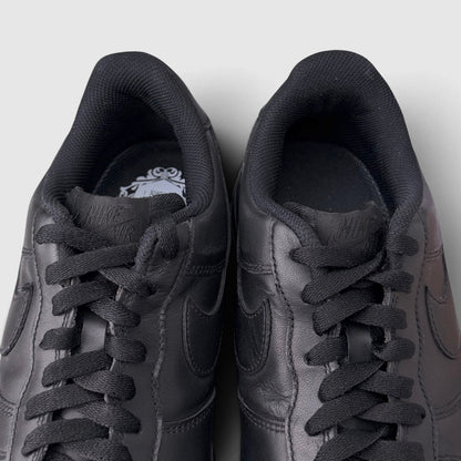 Nike Air Force 1 Low Triple Black, buty sportowe męskie w bardzo dobrym stanie rozmiar 43, wkładka
