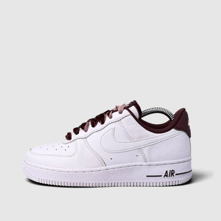 Nike Air Force 1 Low Burgundy, buty sportowe damskie w bardzo dobrym stanie rozmiar 37.5, boczny profil, lewa strona