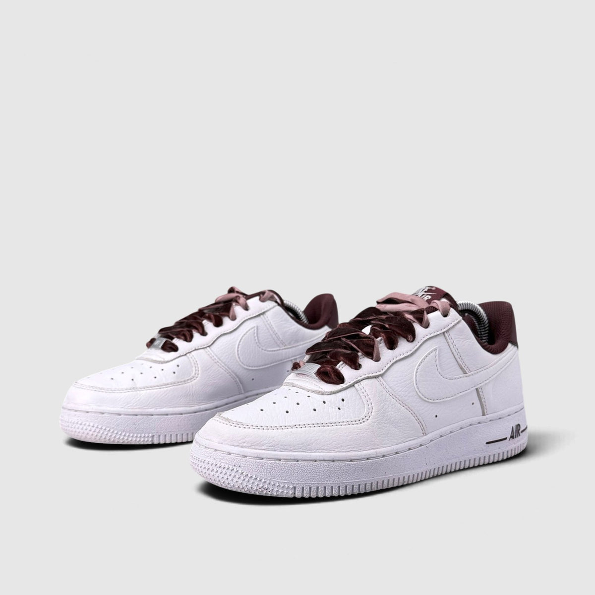 Nike Air Force 1 Low Burgundy, buty sportowe damskie w bardzo dobrym stanie rozmiar 37.5, para butów
