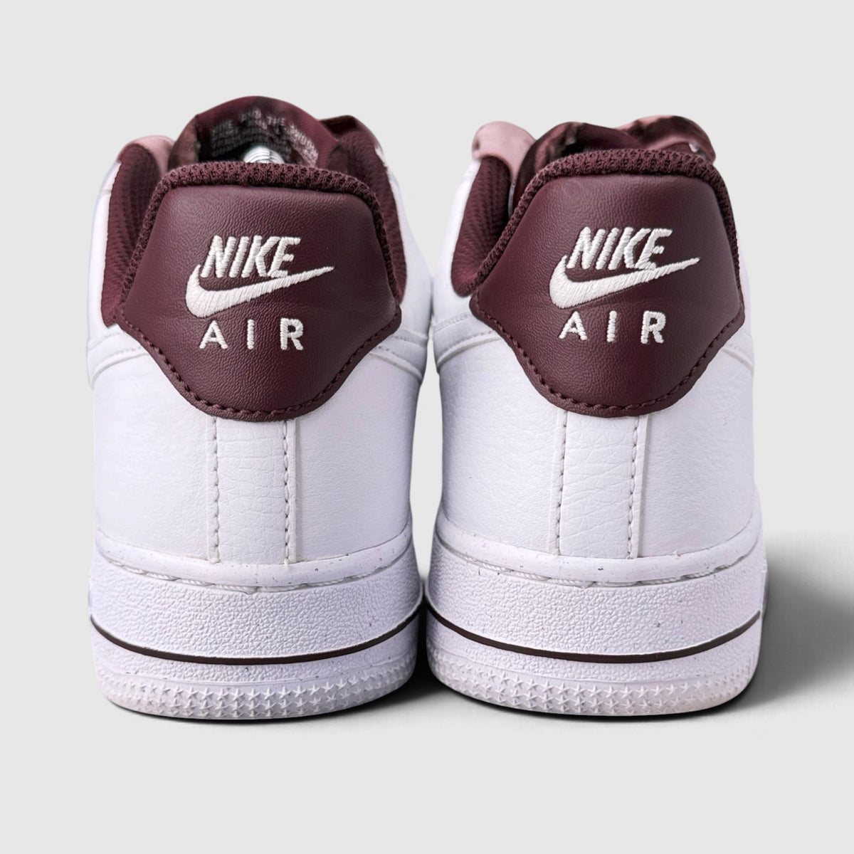 Nike Air Force 1 Low Burgundy, buty sportowe damskie w bardzo dobrym stanie rozmiar 37.5, widok z tyłu