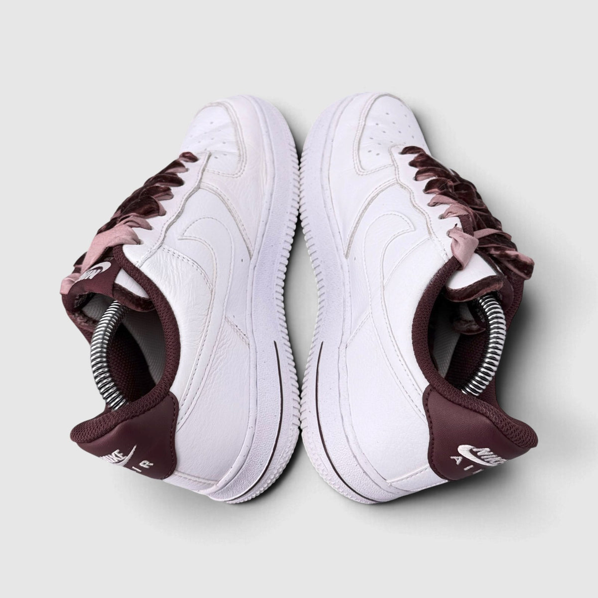 Nike Air Force 1 Low Burgundy, buty sportowe damskie w bardzo dobrym stanie rozmiar 37.5, widok z góry