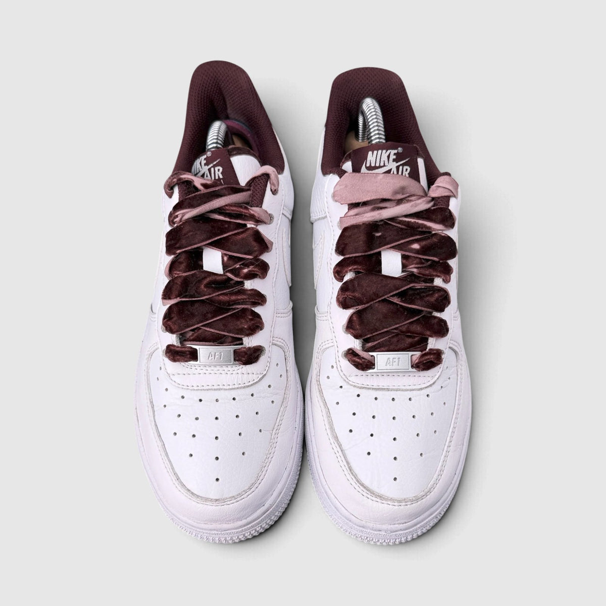 Nike Air Force 1 Low Burgundy, buty sportowe damskie w bardzo dobrym stanie rozmiar 37.5, widok z góry