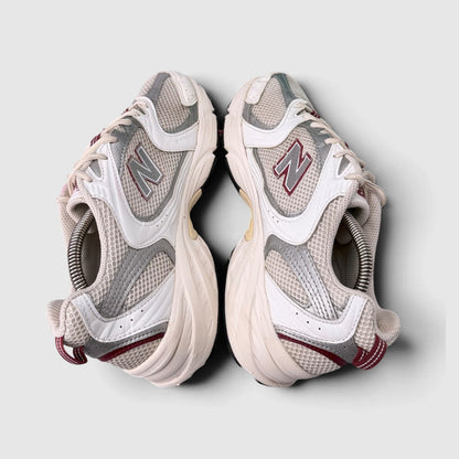 New Balance 530, buty sportowe damskie w bardzo dobrym stanie rozmiar 40.5, widok z góry