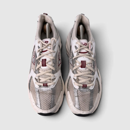 New Balance 530, buty sportowe damskie w bardzo dobrym stanie rozmiar 40.5, widok z góry