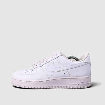 Nike Air Force 1 Low Triple White, buty sportowe męskie w bardzo dobrym stanie rozmiar 44, boczny profil, lewa strona