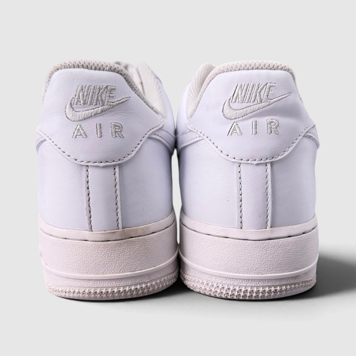 Nike Air Force 1 Low Triple White, buty sportowe męskie w bardzo dobrym stanie rozmiar 44, widok z tyłu