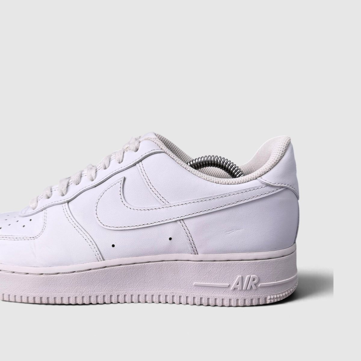 Nike Air Force 1 Low Triple White, buty sportowe męskie w bardzo dobrym stanie rozmiar 44, boczny profil, lewa strona