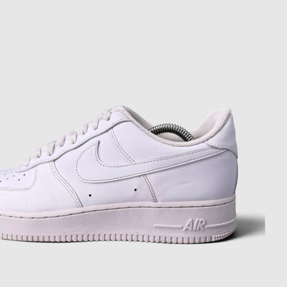Nike Air Force 1 Low Triple White, buty sportowe męskie w bardzo dobrym stanie rozmiar 44, boczny profil, lewa strona
