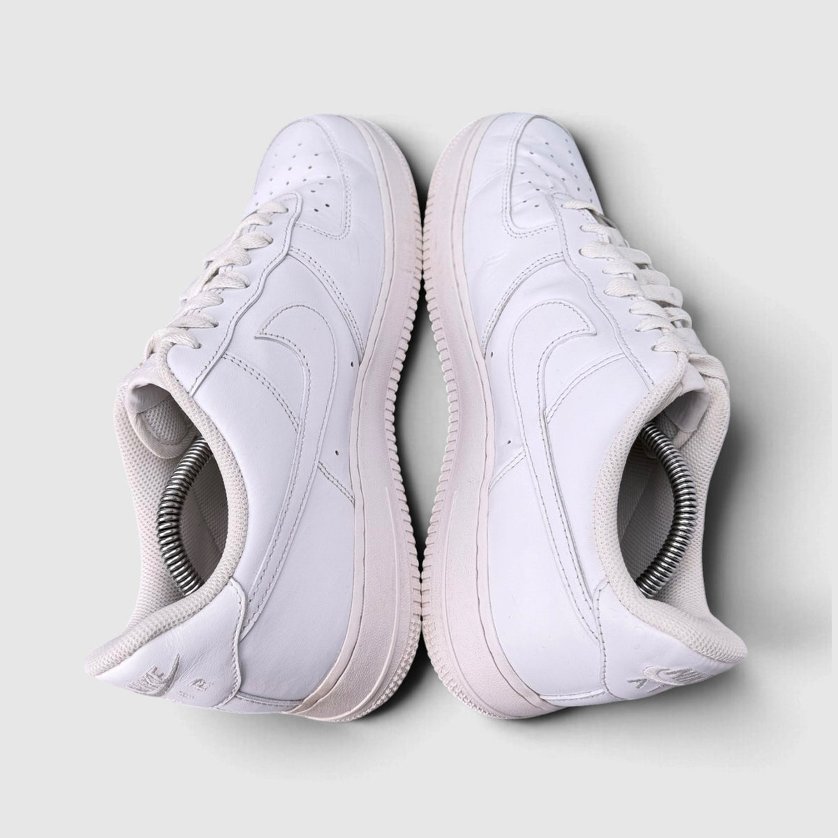 Nike Air Force 1 Low Triple White, buty sportowe męskie w bardzo dobrym stanie rozmiar 44, widok z góry