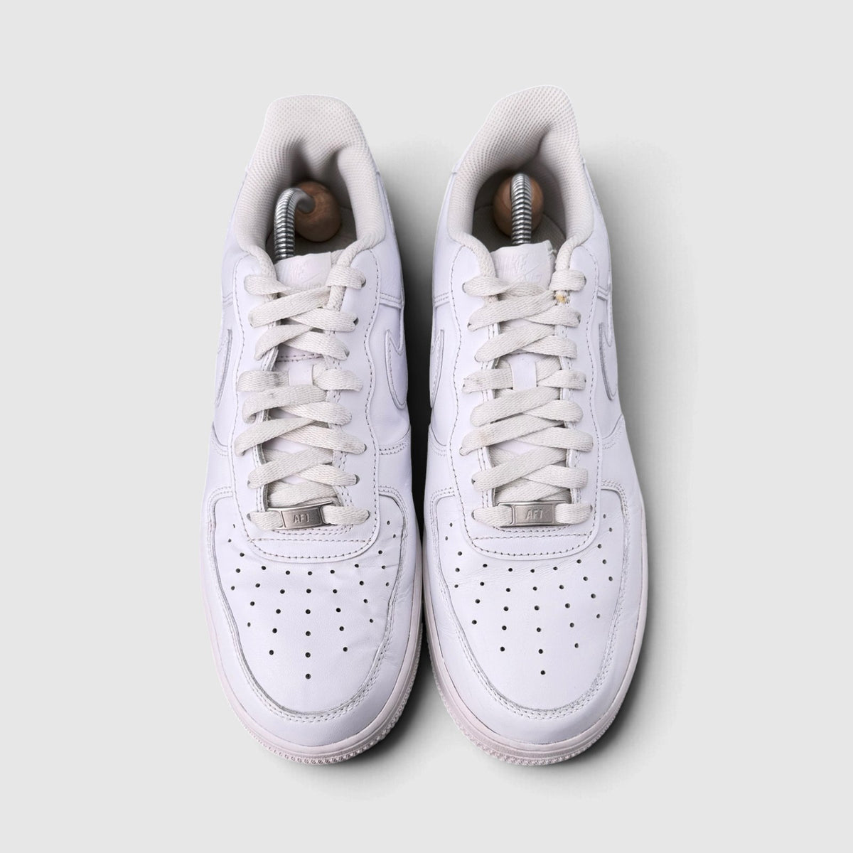 Nike Air Force 1 Low Triple White, buty sportowe męskie w bardzo dobrym stanie rozmiar 44, widok z góry
