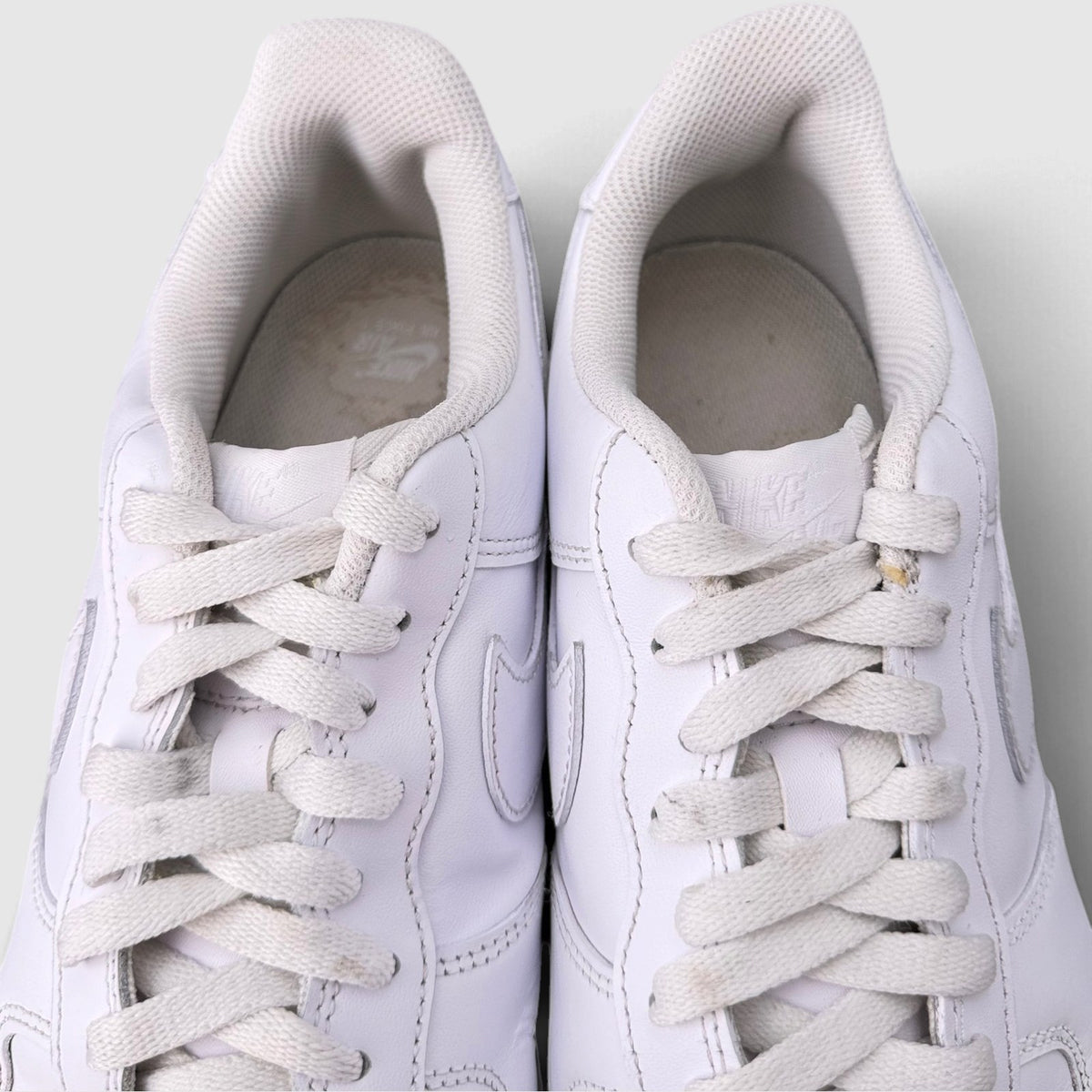 Nike Air Force 1 Low Triple White, buty sportowe męskie w bardzo dobrym stanie rozmiar 44, wkładka