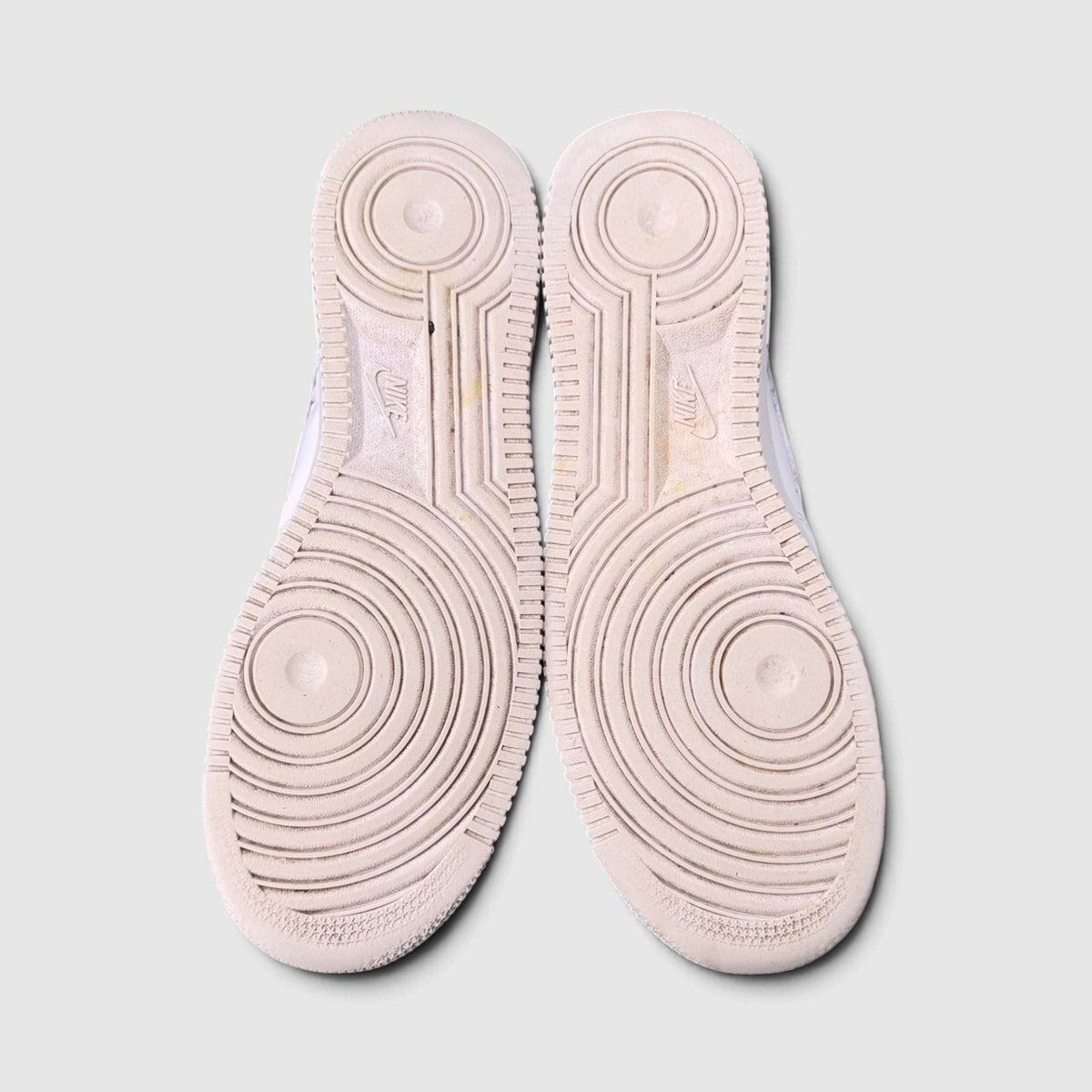 Nike Air Force 1 Low Triple White, buty sportowe męskie w bardzo dobrym stanie rozmiar 44, podeszwa