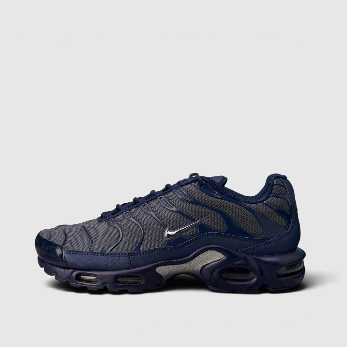 Nike Air Max Plus, buty sportowe męskie w dobrym stanie rozmiar 45, boczny profil, lewa strona