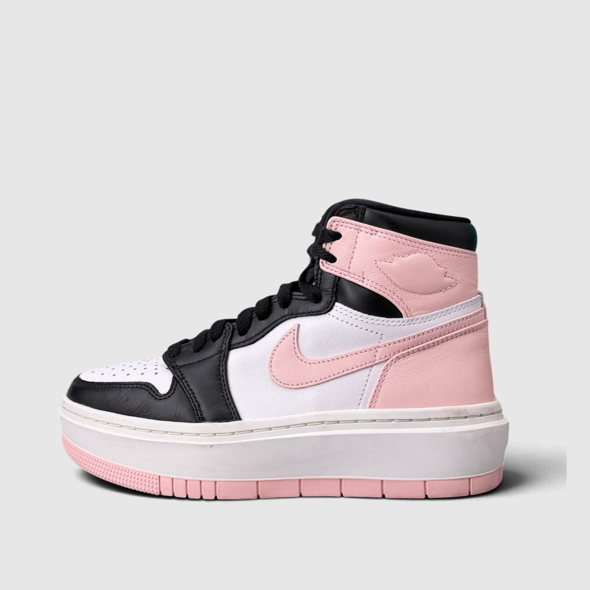 Nike Air Jordan 1 High Elevate Atmosphere, buty sportowe damskie nowe rozmiar 36, boczny profil, lewa strona