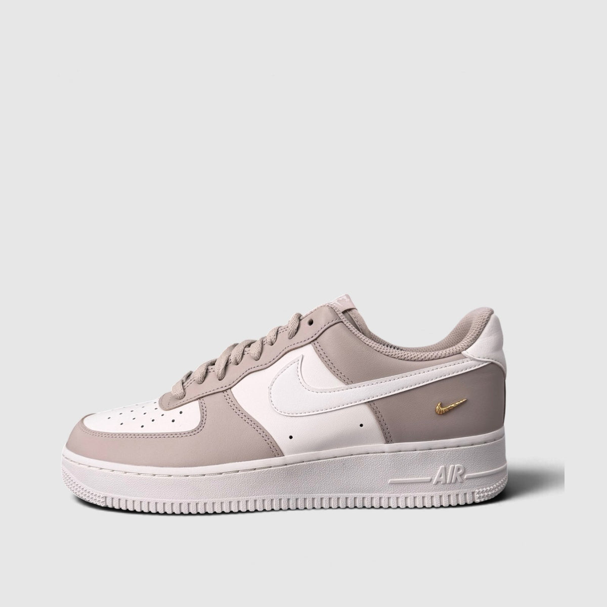 Nike Air Force 1 Low, buty sportowe męskie nowe rozmiar 44, boczny profil, lewa strona