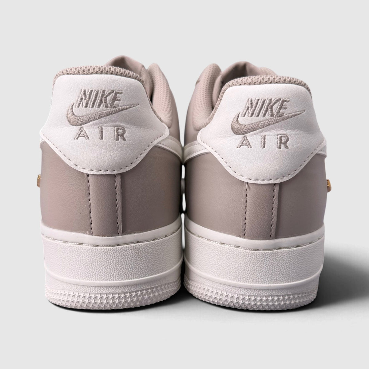 Nike Air Force 1 Low, buty sportowe męskie nowe rozmiar 44, widok z tyłu