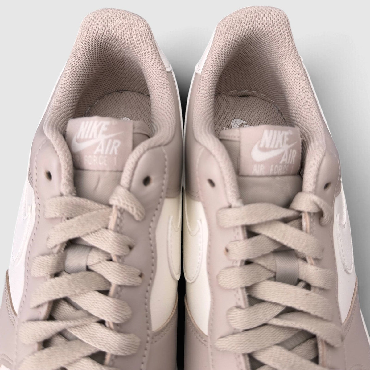 Nike Air Force 1 Low, buty sportowe męskie nowe rozmiar 44, język buta