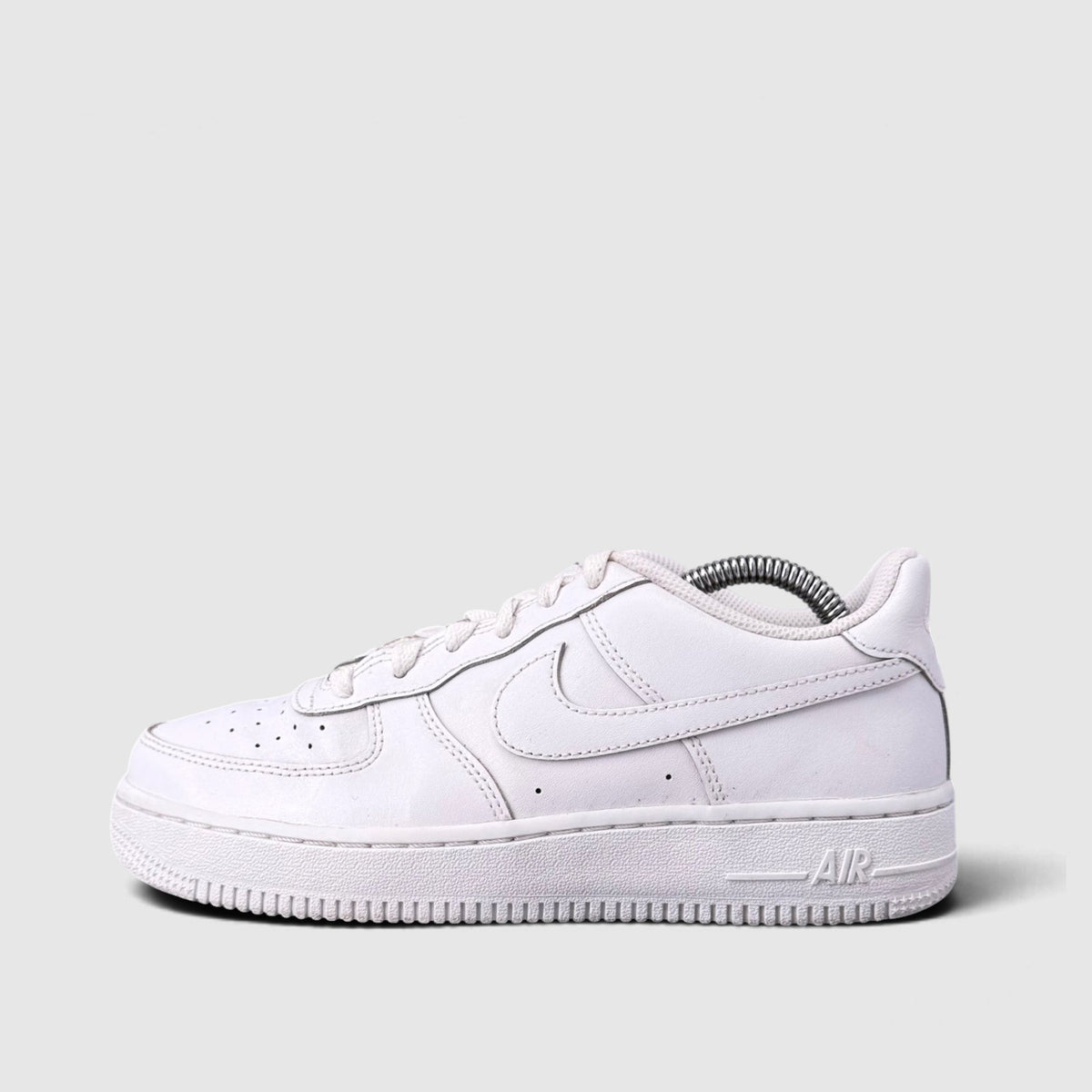 Nike Air Force 1 Low Triple White, buty sportowe damskie w bardzo dobrym stanie rozmiar 37.5, boczny profil, lewa strona