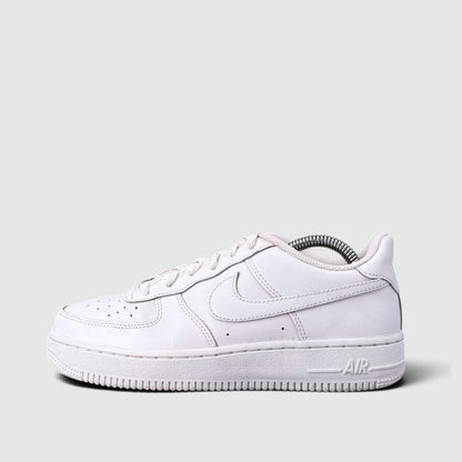 Nike Air Force 1 Low Triple White, buty sportowe damskie w bardzo dobrym stanie rozmiar 37.5, boczny profil, lewa strona