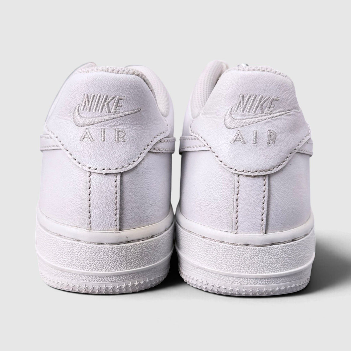 Nike Air Force 1 Low Triple White, buty sportowe damskie w bardzo dobrym stanie rozmiar 37.5, widok z tyłu