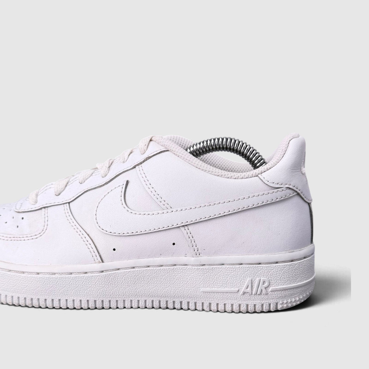 Nike Air Force 1 Low Triple White, buty sportowe damskie w bardzo dobrym stanie rozmiar 37.5, boczny profil, lewa strona