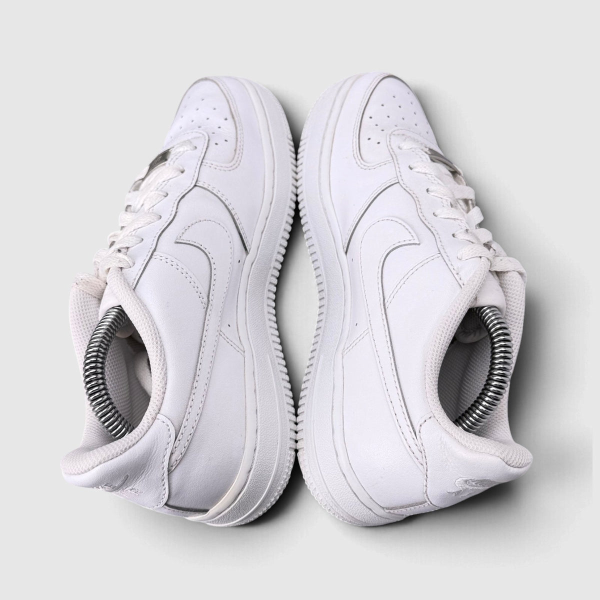 Nike Air Force 1 Low Triple White, buty sportowe damskie w bardzo dobrym stanie rozmiar 37.5, widok z góry