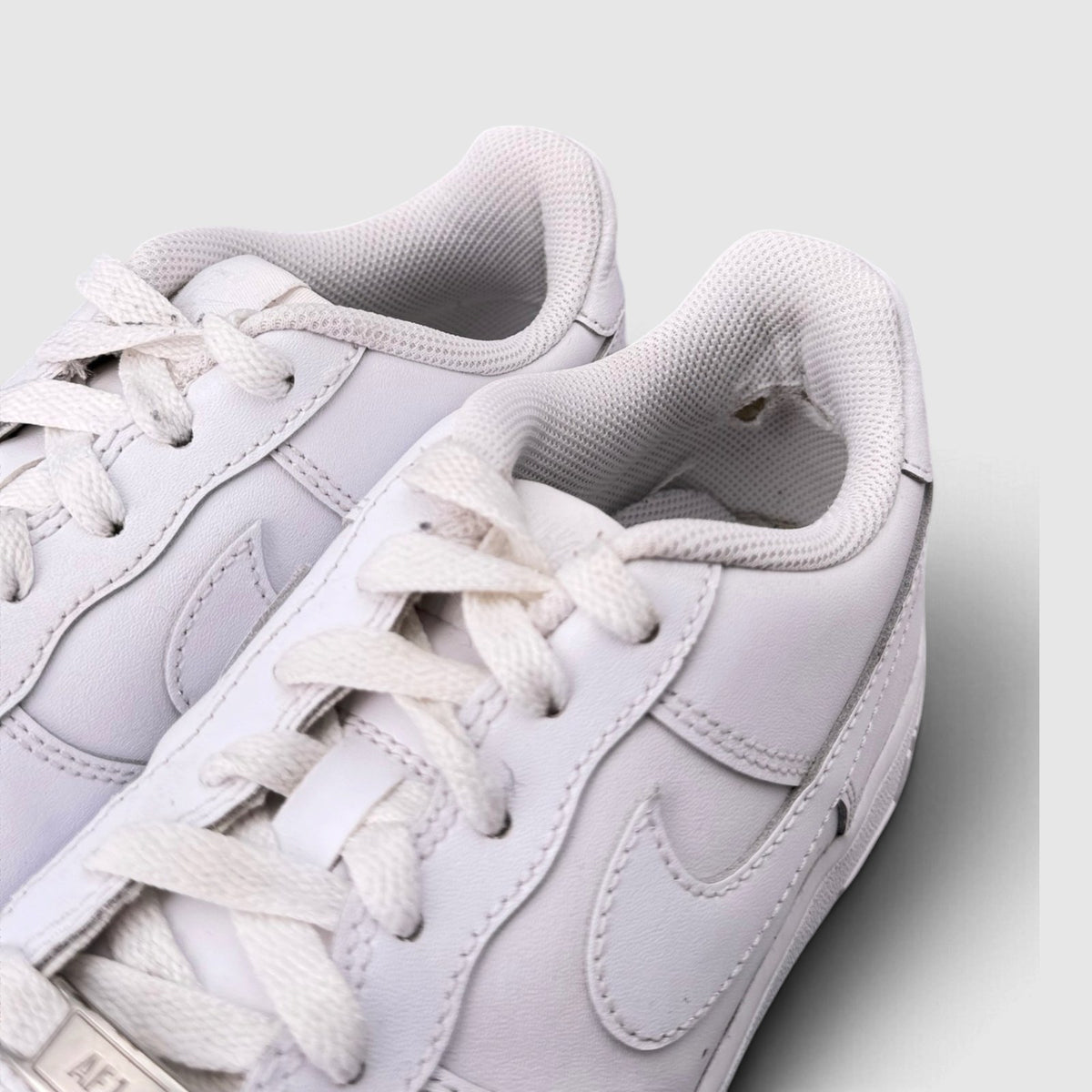 Nike Air Force 1 Low Triple White, buty sportowe damskie w bardzo dobrym stanie rozmiar 37.5, detal