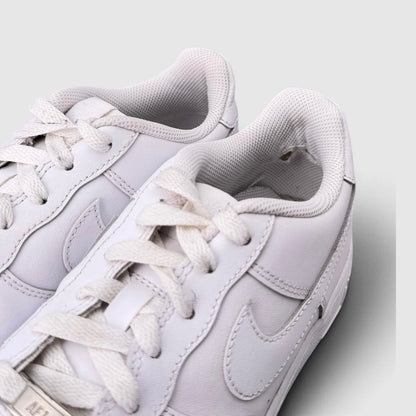 Nike Air Force 1 Low Triple White, buty sportowe damskie w bardzo dobrym stanie rozmiar 37.5, detal