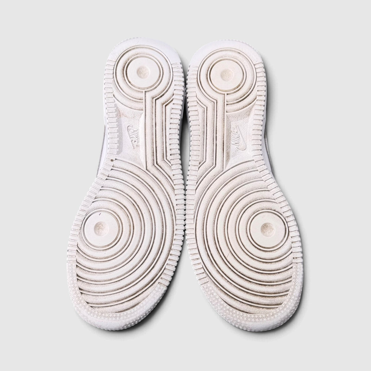 Nike Air Force 1 Low Triple White, buty sportowe damskie w bardzo dobrym stanie rozmiar 37.5, podeszwa