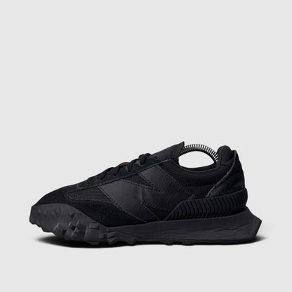New Balance XC 72 Triple Black, buty sportowe damskie w bardzo dobrym stanie rozmiar 37.5, boczny profil, lewa strona