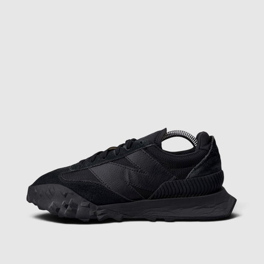 New Balance XC 72 Triple Black, buty sportowe damskie w bardzo dobrym stanie rozmiar 37.5, boczny profil, lewa strona