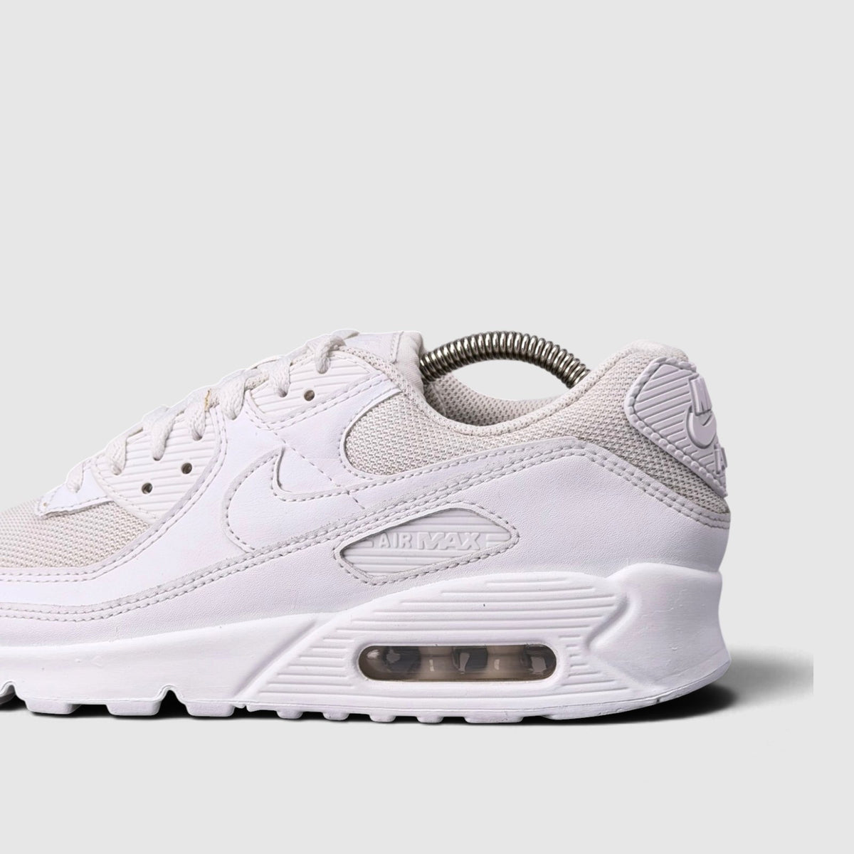 Nike Air Max 90 Triple White, buty sportowe męskie w bardzo dobrym stanie rozmiar 41, boczny profil, prawa strona