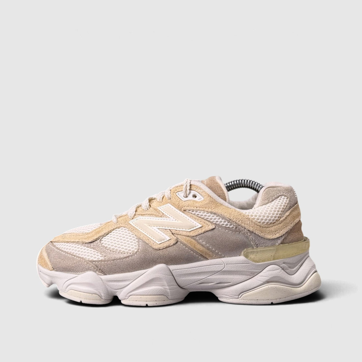 New Balance 9060, buty sportowe damskie w bardzo dobrym stanie rozmiar 38.5, boczny profil, lewa strona