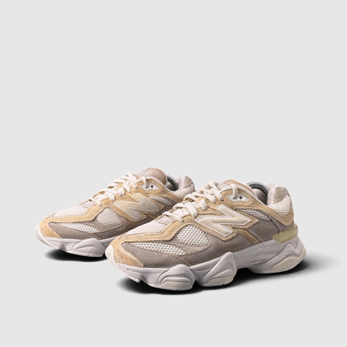 New Balance 9060, buty sportowe damskie w bardzo dobrym stanie rozmiar 38.5, para butów
