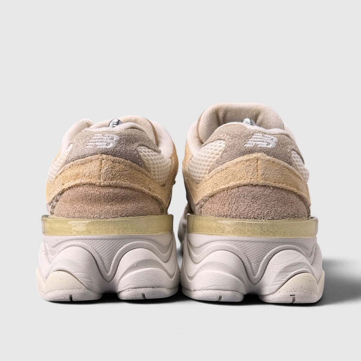 New Balance 9060, buty sportowe damskie w bardzo dobrym stanie rozmiar 38.5, widok z tyłu