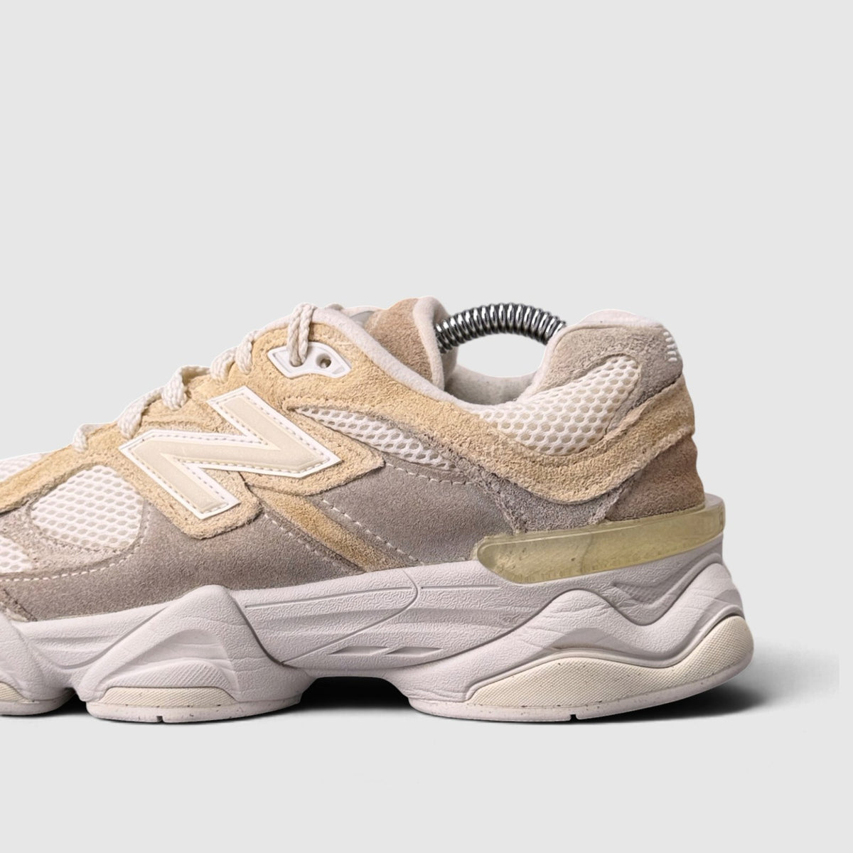 New Balance 9060, buty sportowe damskie w bardzo dobrym stanie rozmiar 38.5, detal