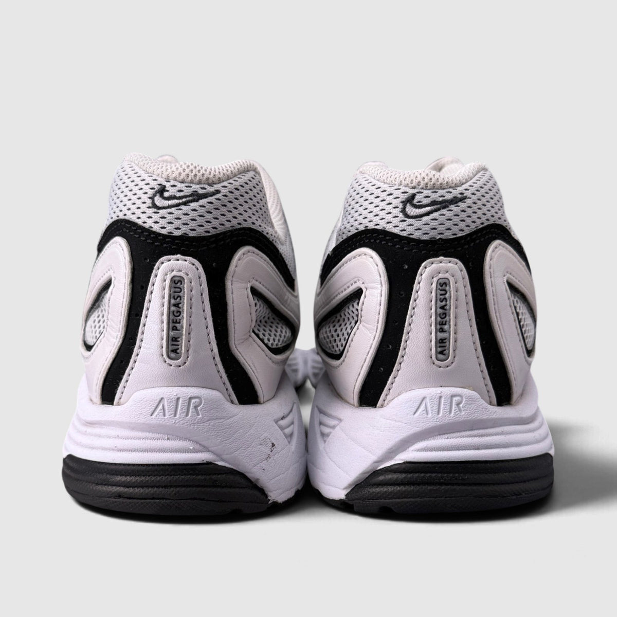 Nike Air Pegasus 2005 White/Black, buty sportowe męskie w bardzo dobrym stanie rozmiar 44.5, widok z tyłu