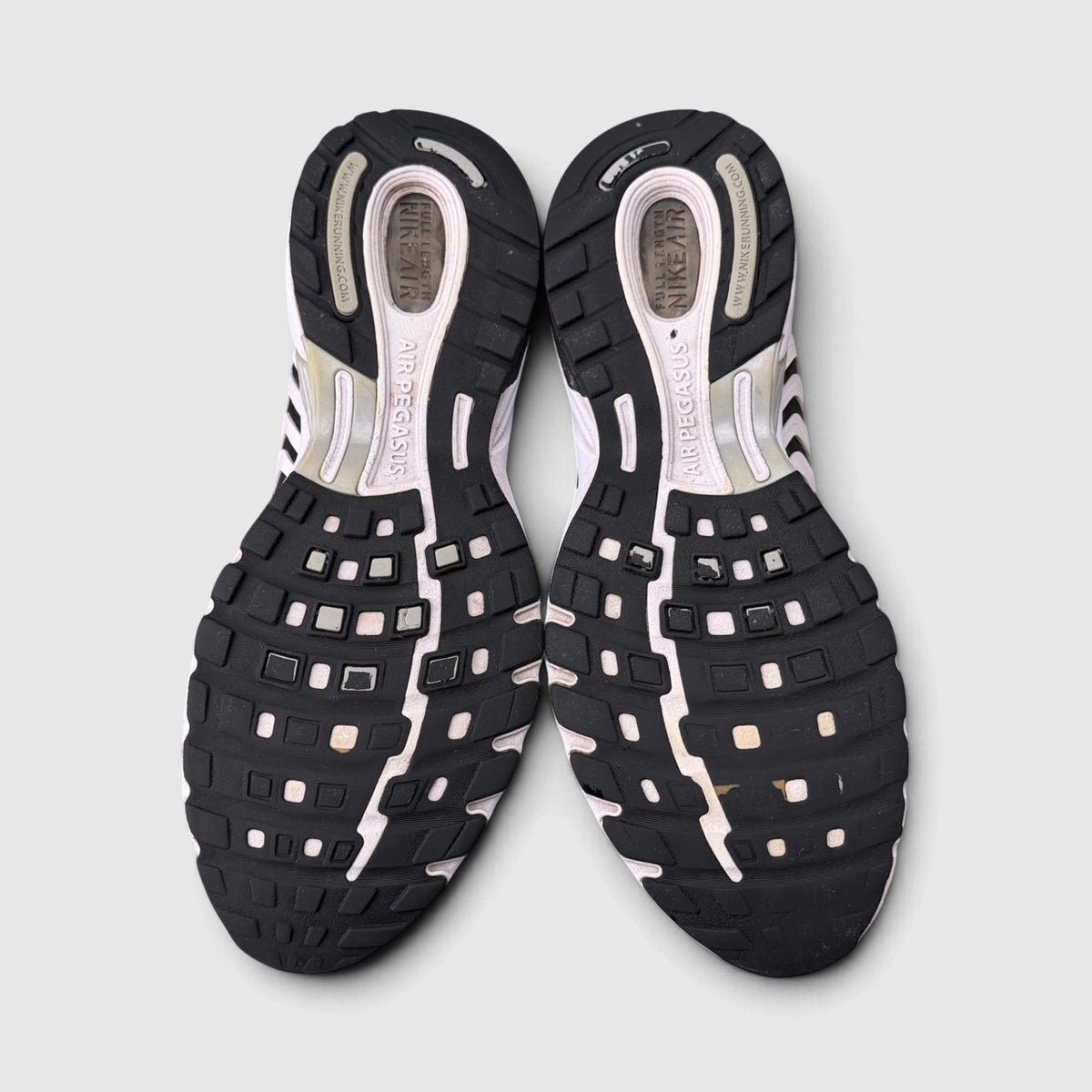 Nike Air Pegasus 2005 White/Black, buty sportowe męskie w bardzo dobrym stanie rozmiar 44.5, podeszwa