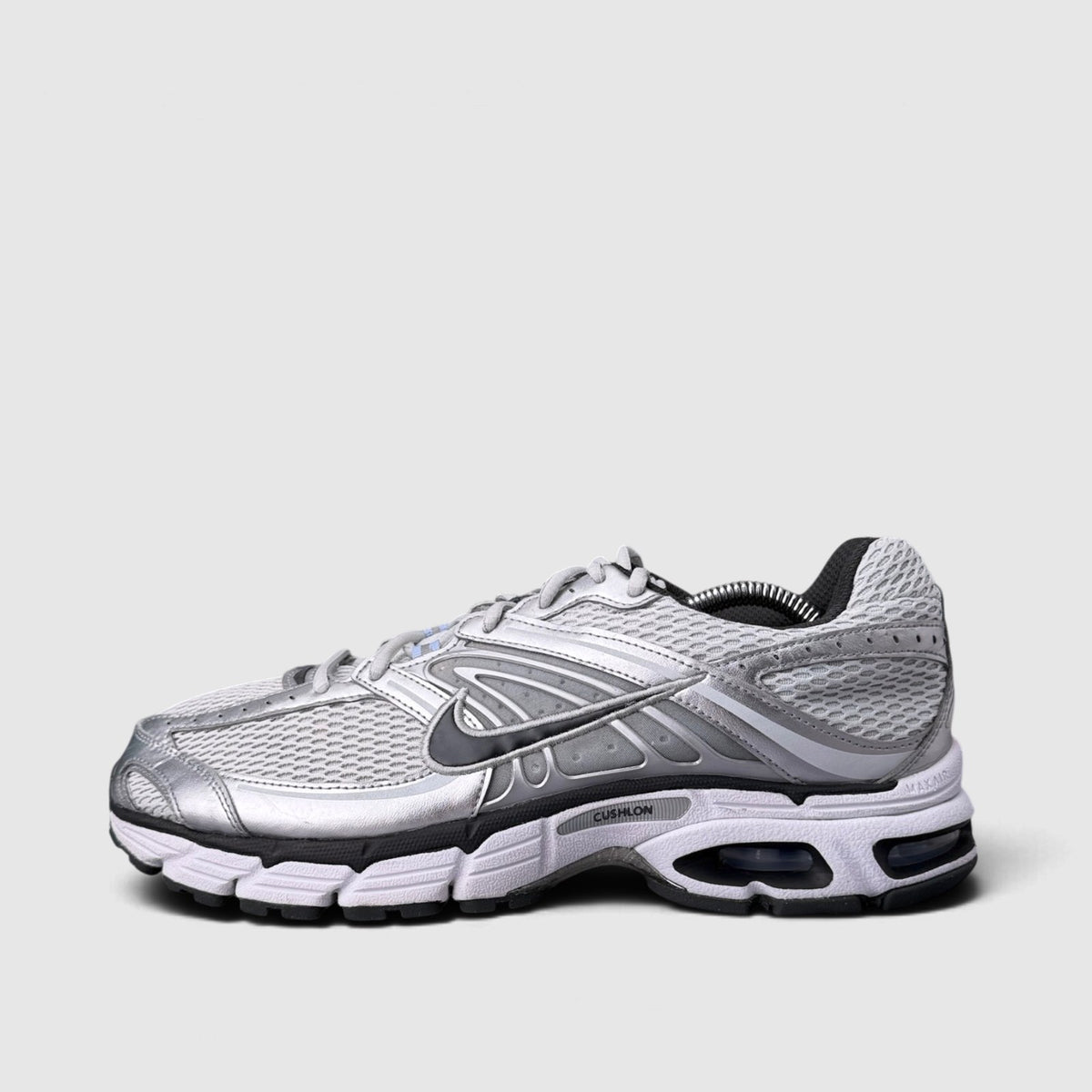Nike Air Max Moto 2K, buty sportowe męskie w bardzo dobrym stanie rozmiar 44.5, boczny profil, lewa strona